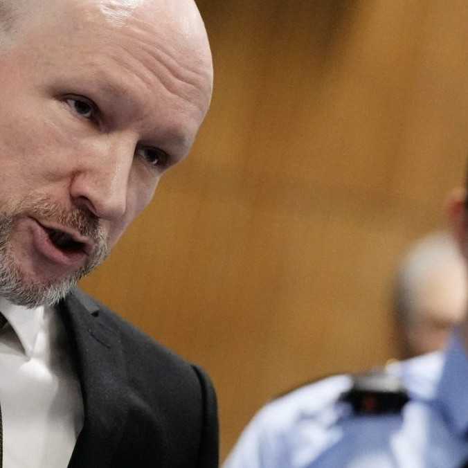 Masový vrah Anders Breivik žiada o prepustenie z väzenia. Podľa posudku nie je duševne chorý ani psychotický