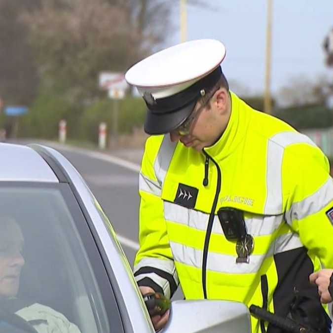 Nízke platy a priveľa byrokracie: Časť českých policajtov vstupuje do týždenného štrajku, nebudú vyberať pokuty