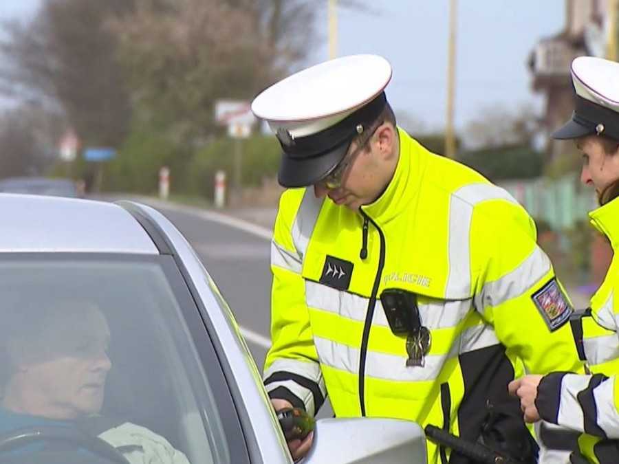 Nízke platy a priveľa byrokracie: Časť českých policajtov vstupuje do týždenného štrajku, nebudú vyberať pokuty