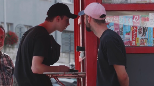 Mladiství kupujúci cigarety počas akcie zameranej na kontrolu dodržiavania zákona o ochrane nefajčiarov.