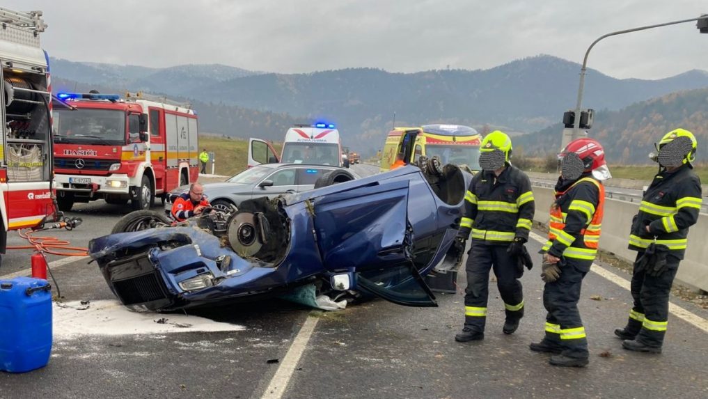 Nehoda na D1 za tunelom Branisko si vyžiadala jednu obeť. Na mieste zasahujú hasiči