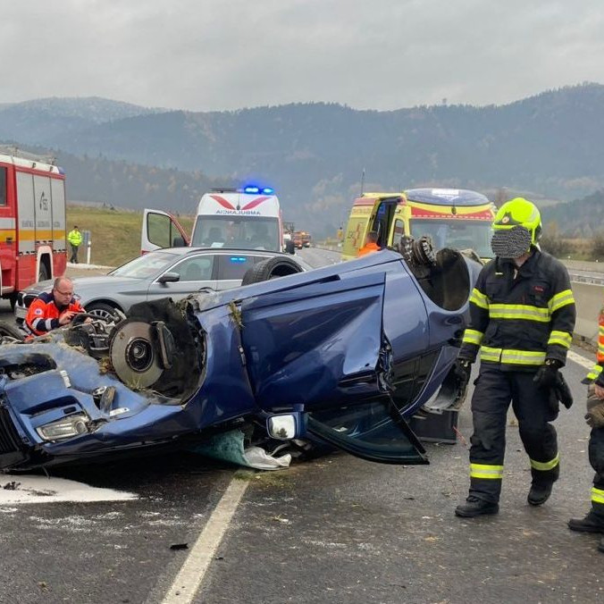 Nehoda na D1 za tunelom Branisko si vyžiadala jednu obeť. Na mieste zasahujú hasiči