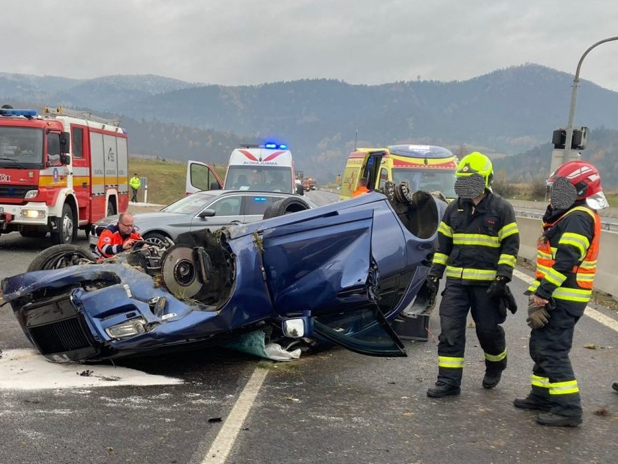 Nehoda na D1 za tunelom Branisko si vyžiadala jednu obeť. Na mieste zasahujú hasiči