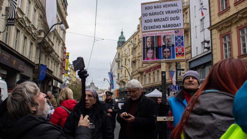 Stovky ľudí v Prahe prišli v deň výročia Nežnej revolúcie protestovať proti vláde a pomoci Ukrajine