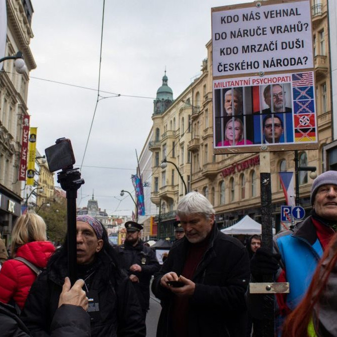 Stovky ľudí v Prahe prišli v deň výročia Nežnej revolúcie protestovať proti vláde a pomoci Ukrajine