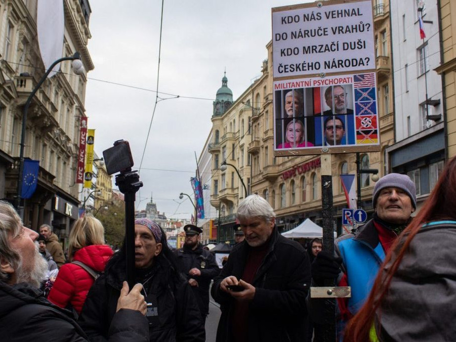 Stovky ľudí v Prahe prišli v deň výročia Nežnej revolúcie protestovať proti vláde a pomoci Ukrajine