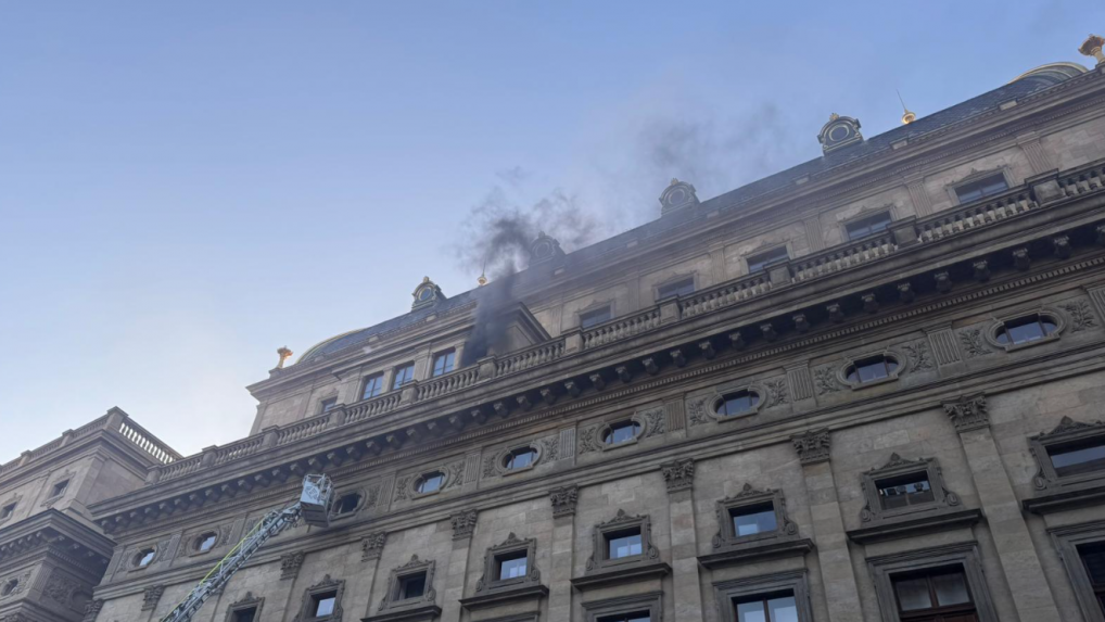 V budove pražského Národného divadla vypukol požiar, hasiči hľadajú skryté ohniská