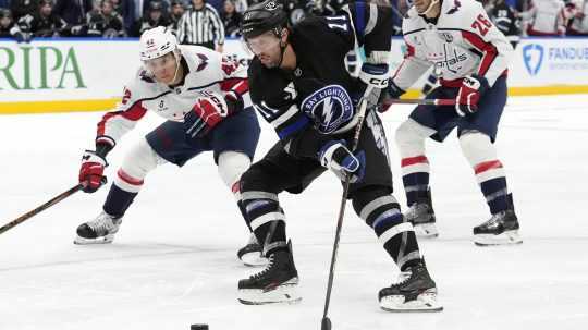 Martin Fehérváry počas nočného západu NHL.