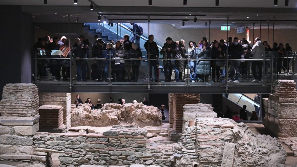 FOTO: Výstavbu komplikovali archeologické nálezy, nakoniec sú jeho súčasťou. V gréckom Solúne otvorili nové metro