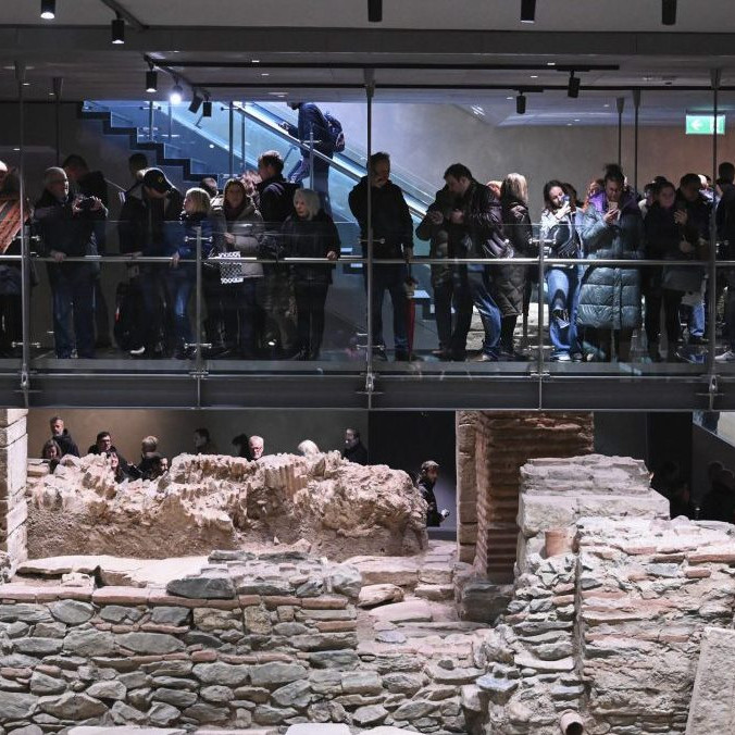 FOTO: Výstavbu komplikovali archeologické nálezy, nakoniec sú jeho súčasťou. V gréckom Solúne otvorili nové metro