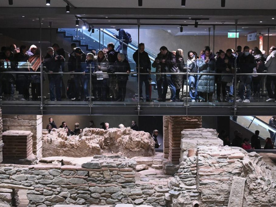 FOTO: Výstavbu komplikovali archeologické nálezy, nakoniec sú jeho súčasťou. V gréckom Solúne otvorili nové metro