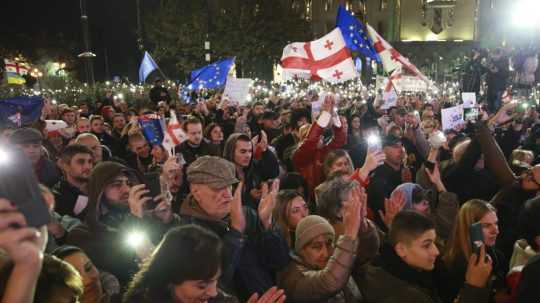 Gruzínci s vlajkami protestujú