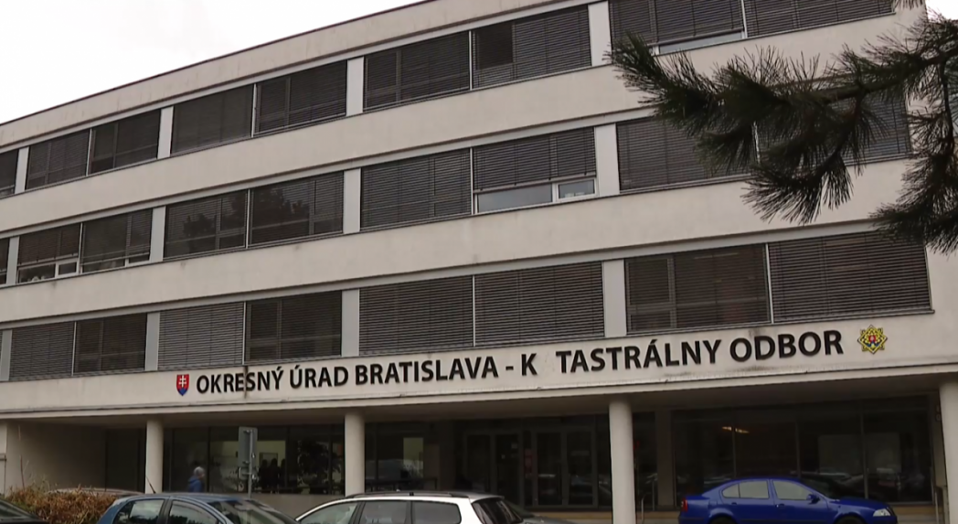 Matúš Šutaj Eštok prisľúbil pracovníkom katastra vyššie platy. Sľub splnil, no iba v hlavnom meste