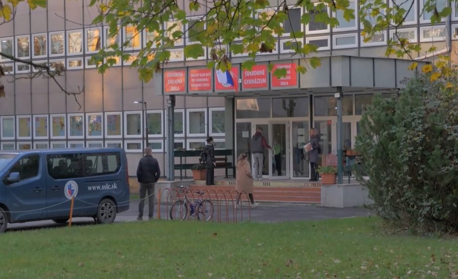 Zrušená základná škola v Lučenci žaluje rezort školstva. Chce, aby súd povolil jej fungovanie