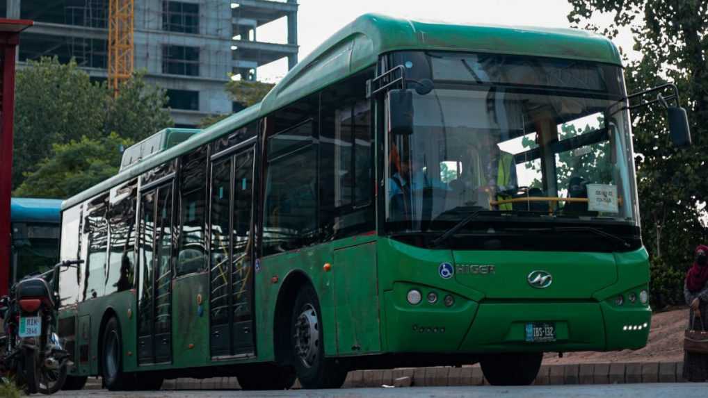 V Pakistane sa do rieky zrútil autobus so svadobčanmi, o život prišlo najmenej 14 ľudí