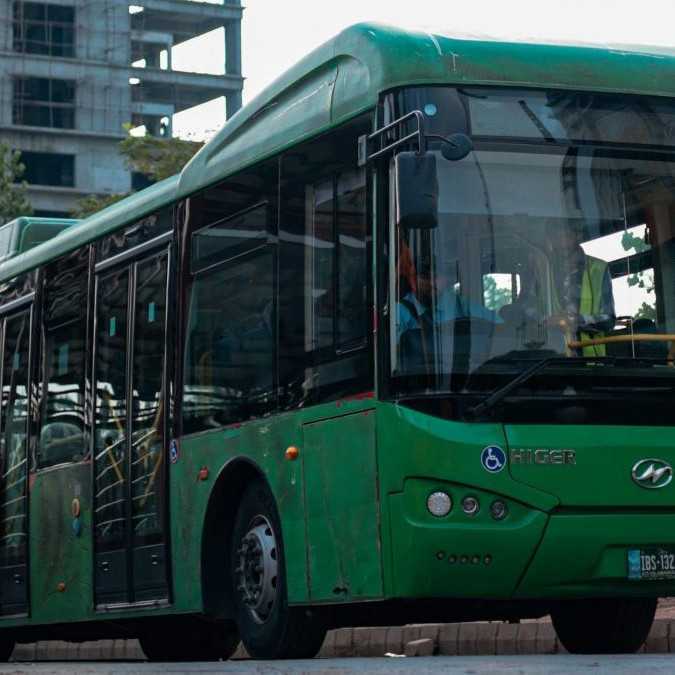 V Pakistane sa do rieky zrútil autobus so svadobčanmi, o život prišlo najmenej 14 ľudí