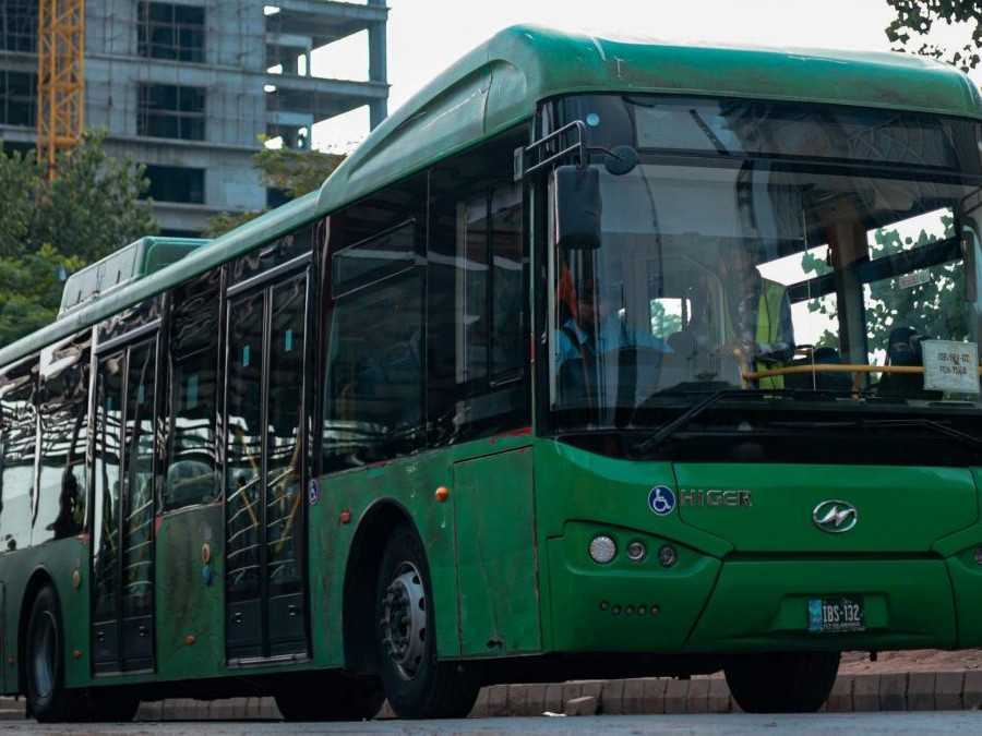 V Pakistane sa do rieky zrútil autobus so svadobčanmi, o život prišlo najmenej 14 ľudí