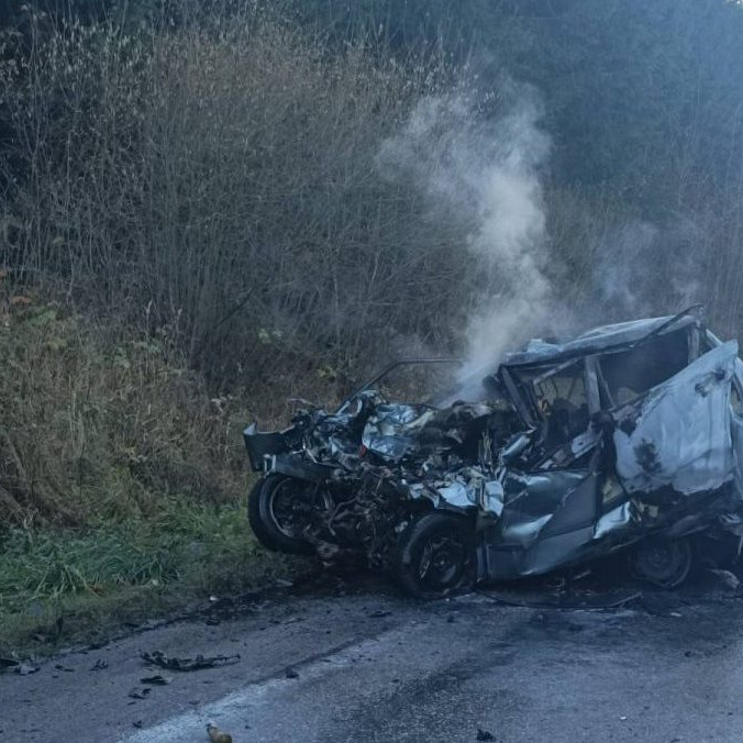 Vážna dopravná nehoda v Žiline si vyžiadala jednu obeť, vodička osobného auta po zrážke uhorela