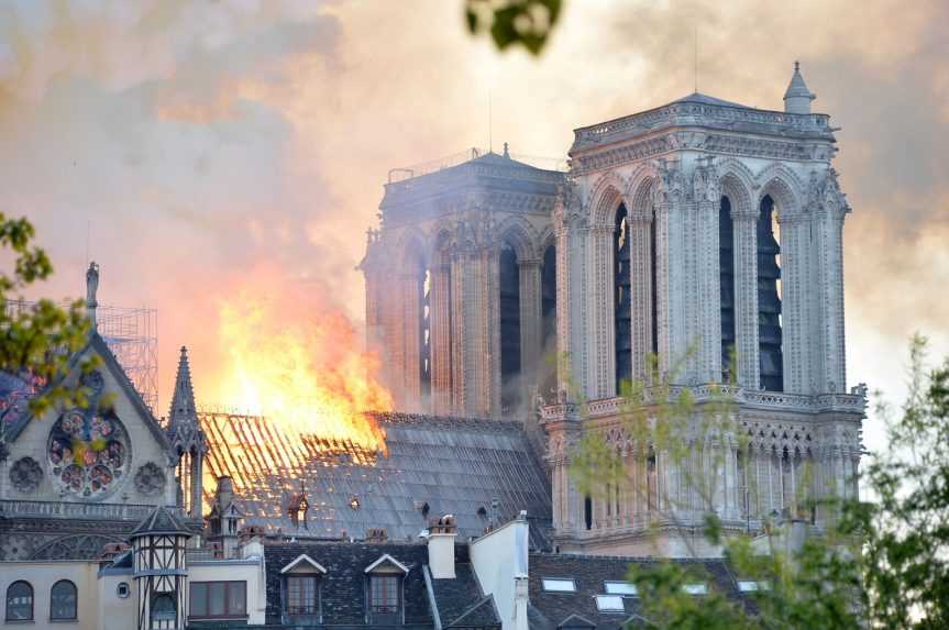 PoÃ…Â¾iar katedrÃƒÂ¡ly Notre-Dame.