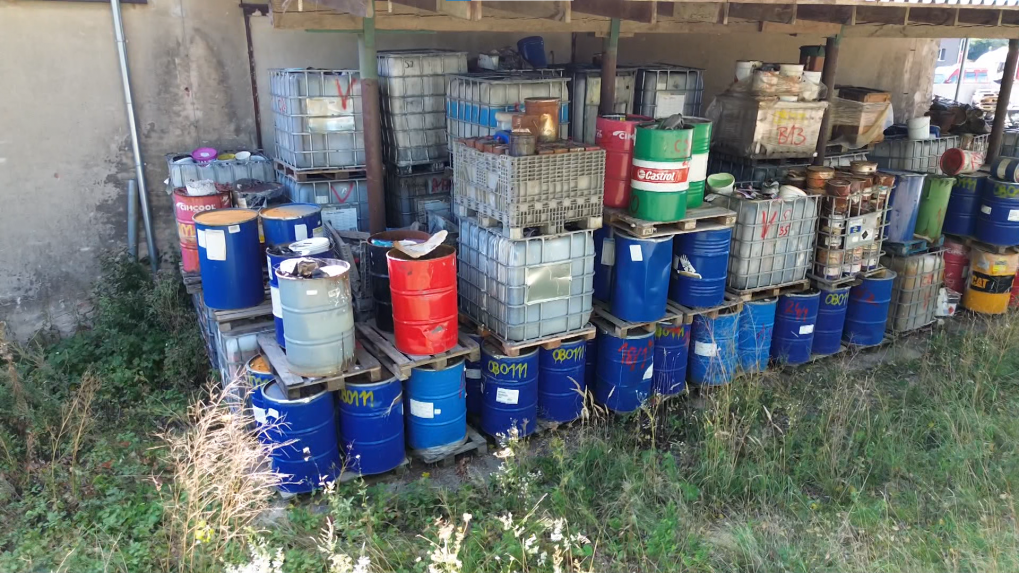 Po stopách nelegálneho toxického odpadu: Majiteľka skladu má dodnes nočné mory z toho, akú spúšť tam zanechal nájomca