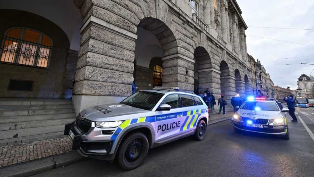 Poplach na univerzite v Prahe: Do budovy vstúpil muž a vyhrážal sa streľbou. Polícia ho už zadržala