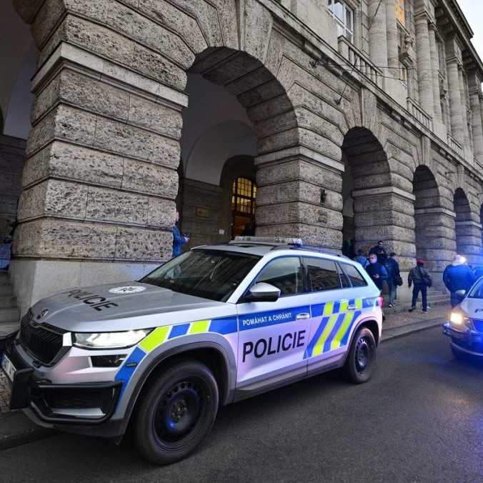 Poplach na univerzite v Prahe: Do budovy vstúpil muž a vyhrážal sa streľbou. Polícia ho už zadržala