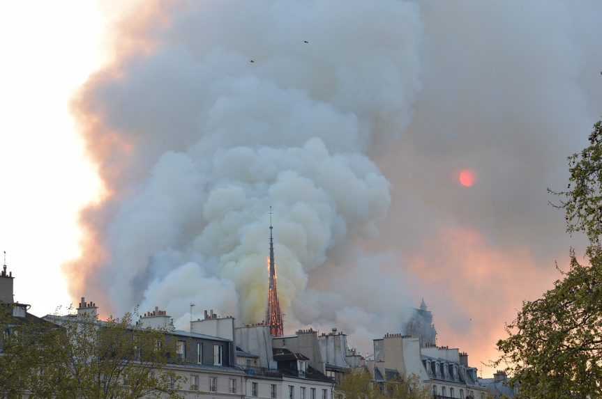 Dym z poÃ…Â¾iaru katedrÃƒÂ¡ly Notre-Dame.