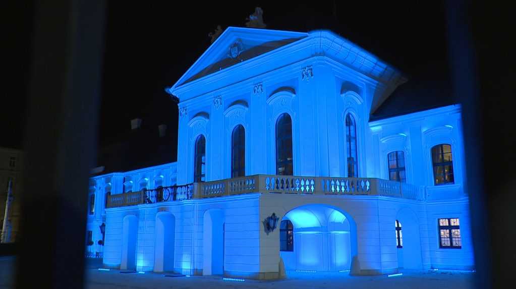 Prezidentský palác nasvietený namodro.