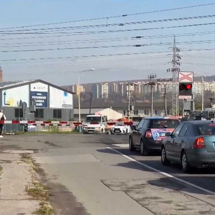 Zatvára sa, aj keď nejde žiadny vlak. Problematické priecestie komplikuje vodičom život