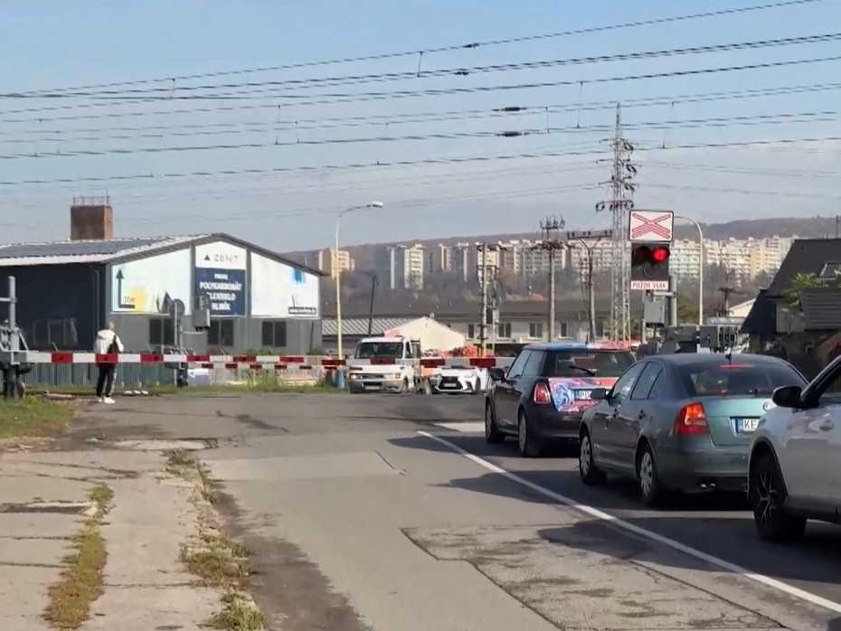 Zatvára sa, aj keď nejde žiadny vlak. Problematické priecestie komplikuje vodičom život