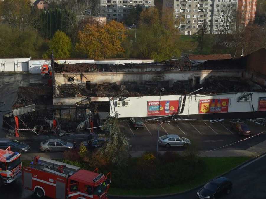 Mladík si chcel v supermarkete nabiť telefón, no omylom spôsobil požiar celej predajne. Čaká ho vysoká pokuta