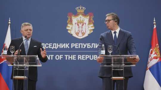 Na snímke slovenský premiér Robert Fico (vľavo) a srbský prezident Aleksandar Vučič.