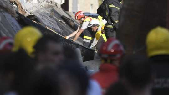 Na snímke zasahujúci záchranári na mieste incidentu.