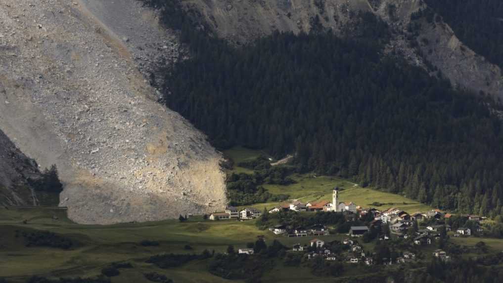 Švajčiarskej dedinke znova hrozí, že ju zavalí skalná masa. Miestnych budú evakuovať