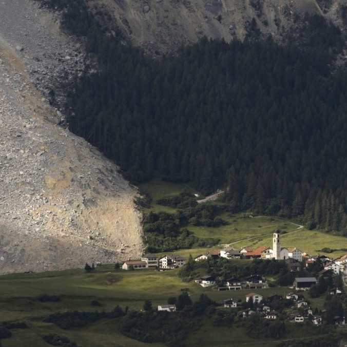 Švajčiarskej dedinke znova hrozí, že ju zavalí skalná masa. Miestnych budú evakuovať