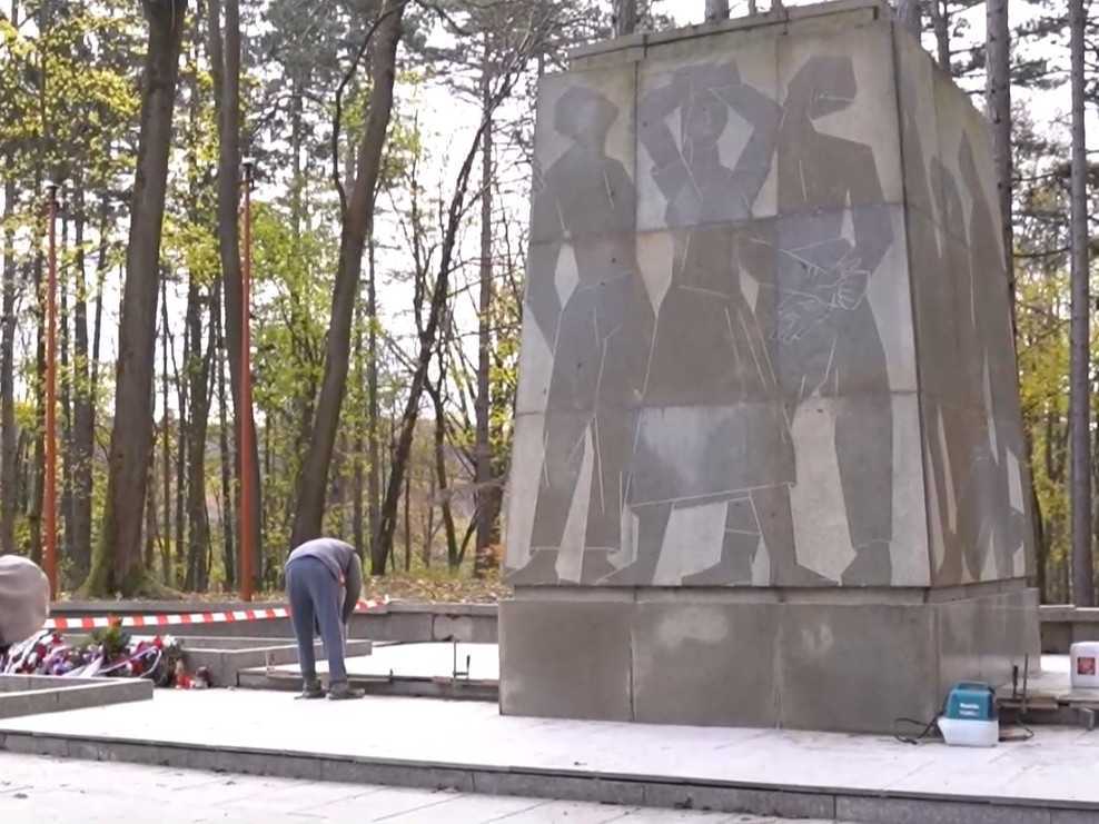 Pamätník umučených na Brezine poškodil zub času aj vandali. Miesto, ktoré patrí desiatkam obetí, začali rekonštruovať