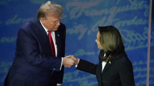 Na snímke Donald Trump a Kamala Harrisová.