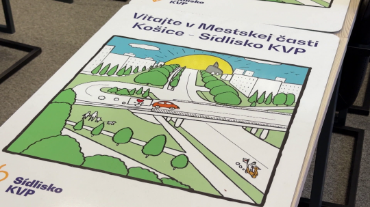 Tabuľa s ilustráciou a nápisom Vitajte v Mestskej časti Košice - Sídlisko KVP.