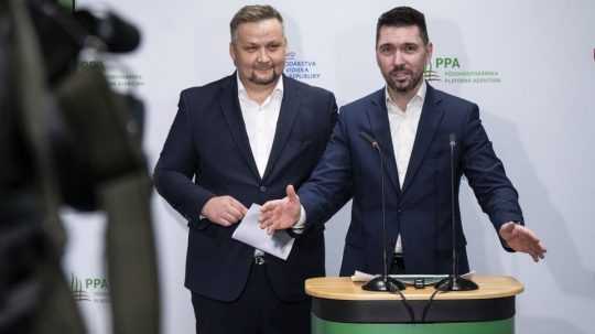 Zľava riaditeľ PPA Marek Čepko a minister pôdohospodárstva Richard Takáč.