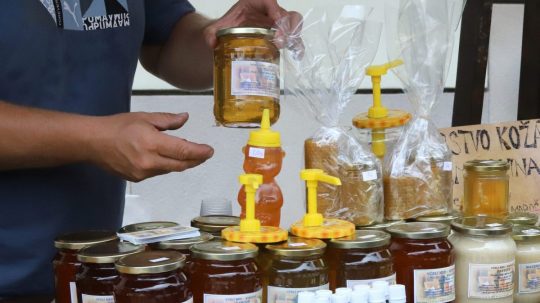 Na snímke predaj včelieho medu počas 23. ročníka podujatia Nezabudnuté remeslá, ktoré sa nieslo v znamení včiel, medu a medovnikárstva.