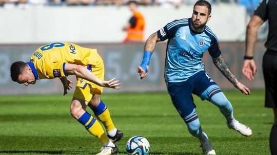 Na archívnej snímke zľava Milan Dimun (DAC) a Tigran Barseghjan (Slovan).