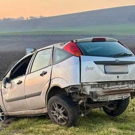 Tragická nehoda v okrese Levice: Auto zišlo z cesty a niekoľkokrát sa prevrátilo, vodič na mieste zomrel