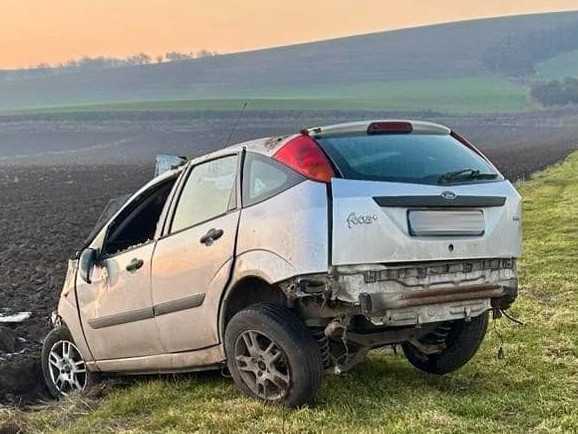 Tragická nehoda v okrese Levice: Auto zišlo z cesty a niekoľkokrát sa prevrátilo, vodič na mieste zomrel