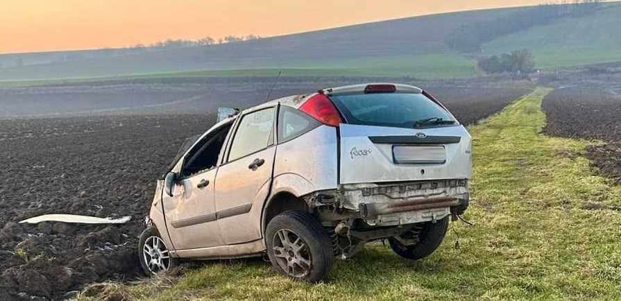 Tragická nehoda v okrese Levice: Auto zišlo z cesty a niekoľkokrát sa prevrátilo, vodič na mieste zomrel