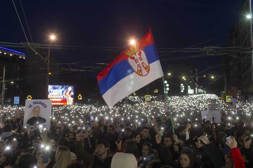 Nešťastie v Novom Sade vyvolalo vlnu demonštrácií: V Belehrade protestovali desaťtisíce ľudí, žiadajú spravodlivosť