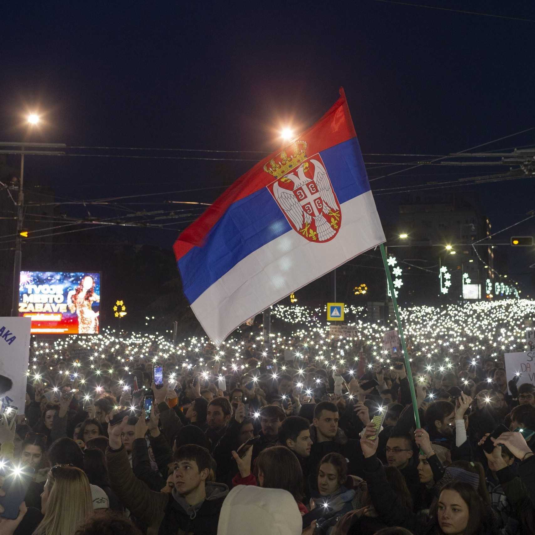 Nešťastie v Novom Sade vyvolalo vlnu demonštrácií: V Belehrade protestovali desaťtisíce ľudí, žiadajú spravodlivosť