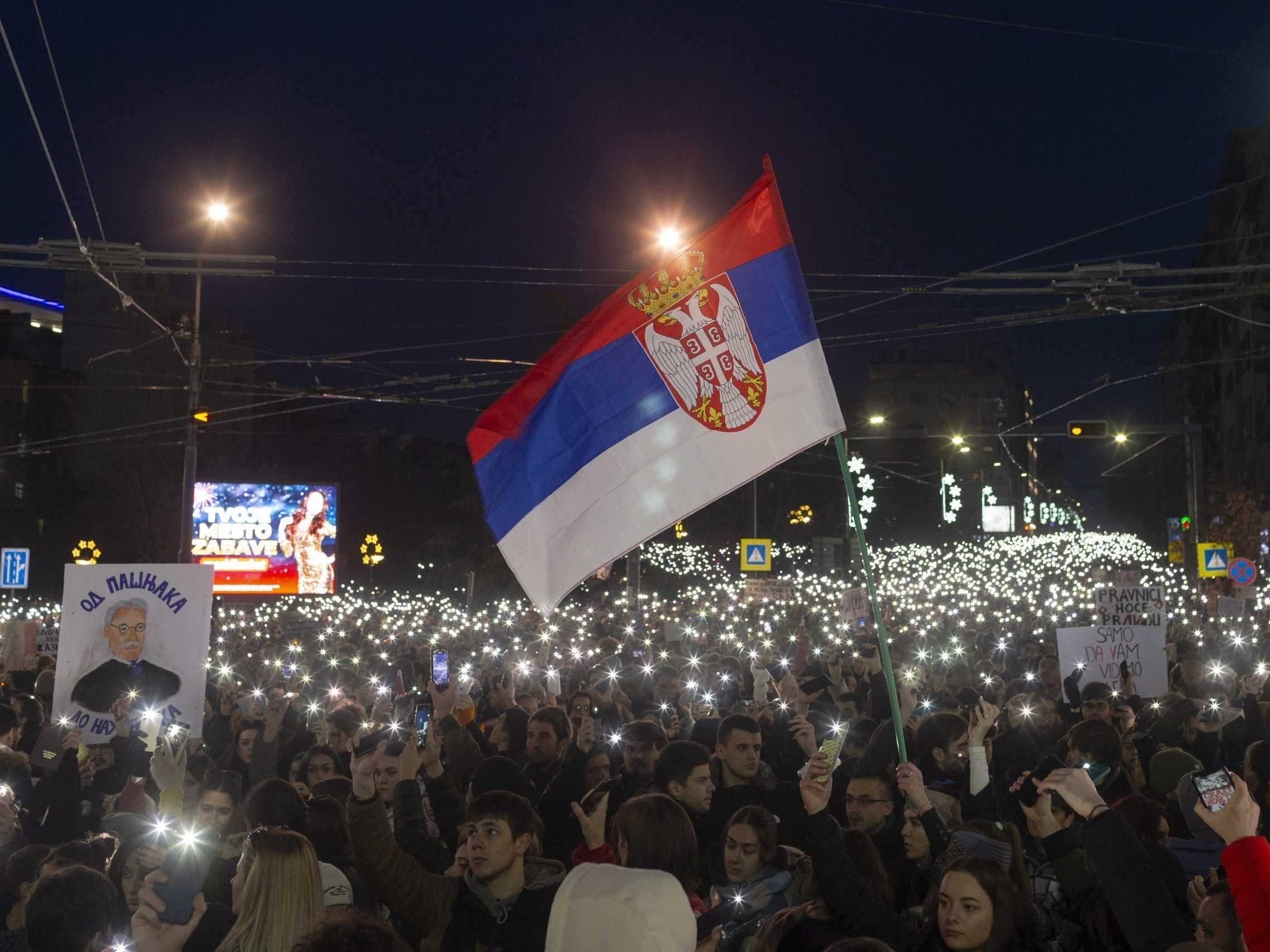 Nešťastie v Novom Sade vyvolalo vlnu demonštrácií: V Belehrade protestovali desaťtisíce ľudí, žiadajú spravodlivosť