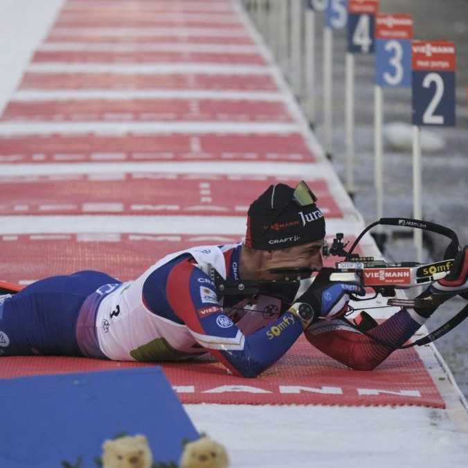 Suverénni Francúzi si vystrieľali triumf v úvodnej štafete, mladý slovenský tím stiahli z trate v záverečnom úseku