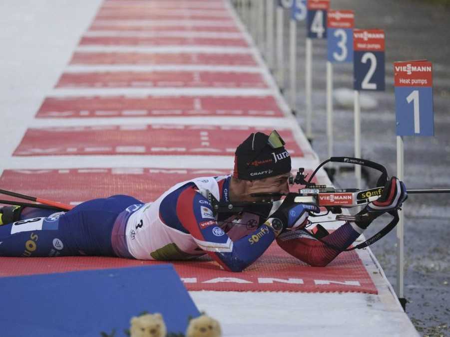 Suverénni Francúzi si vystrieľali triumf v úvodnej štafete, mladý slovenský tím stiahli z trate v záverečnom úseku