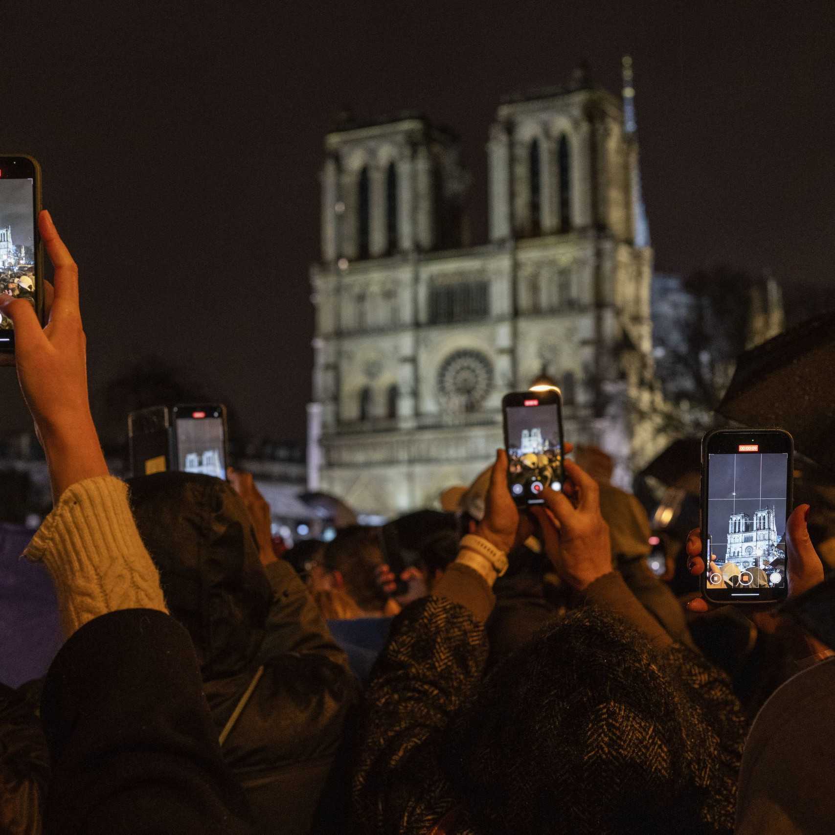 FOTO: V Paríži opäť otvorili slávnu katedrálu Notre-Dame. Nechýbali davy ľudí a politické špičky